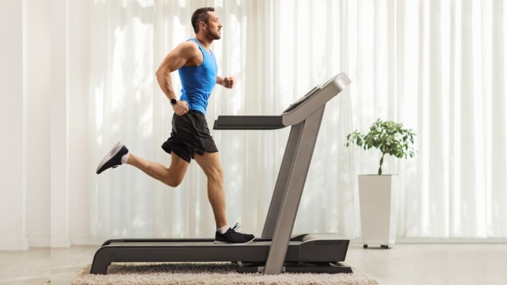 Homem caminhando na melhor esteira residencial para corrida