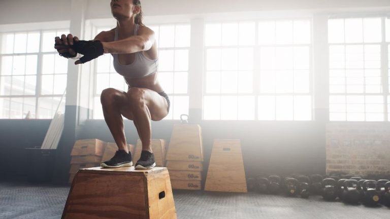 Mulher saltando com tênis para treino feminino crossfit