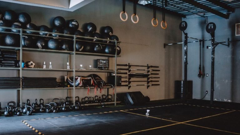 Foto de um Box com equipamentos e acessórios de crossfit