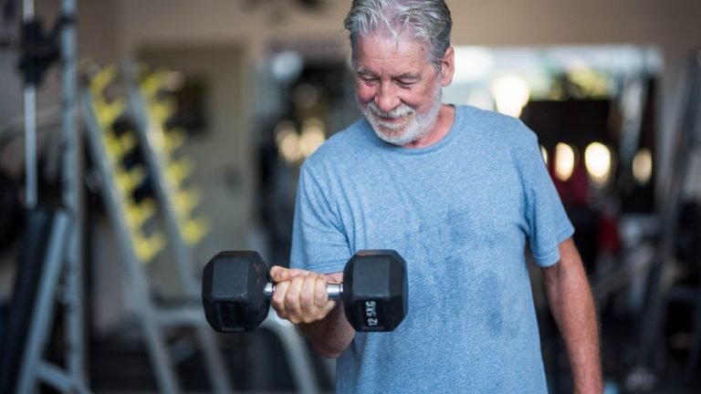 Idoso fazendo exercícios na academia