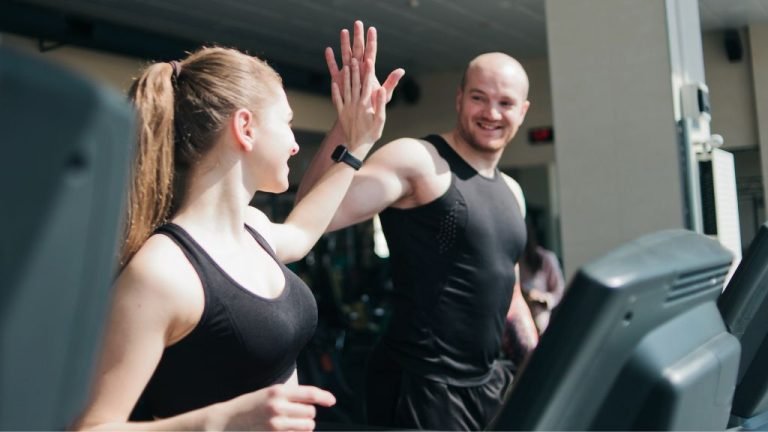 Duas pessoas comemorando a realização do Cardio Antes ou Depois do Treino