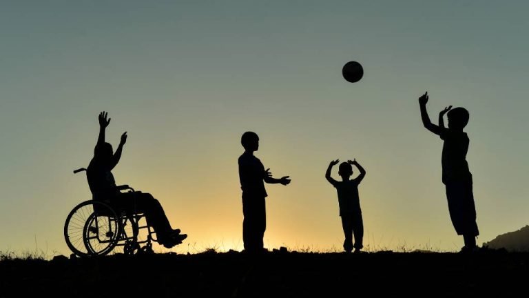 Cadeirante jogando bola demonstrando importância de inclusão no esporte