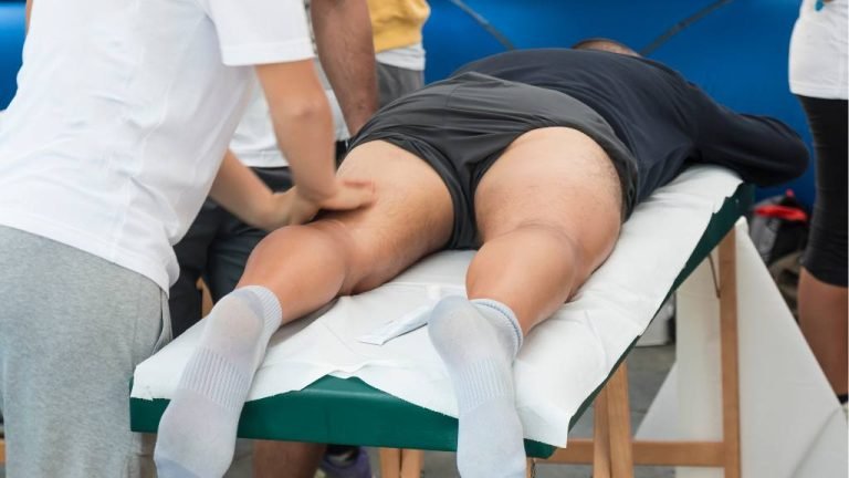 Atleta recebendo massagem esportiva