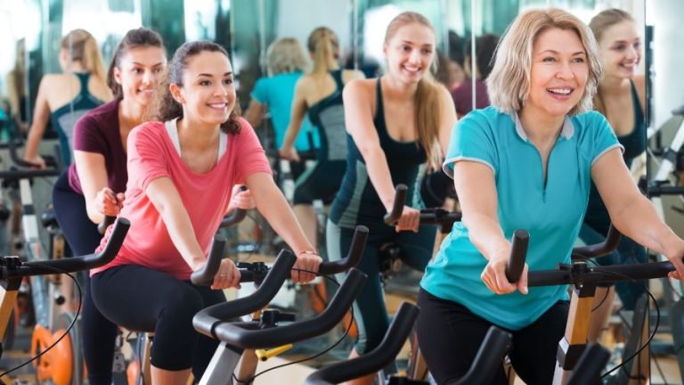 Pessoas na Bicicleta Ergométrica usufruindo de Benefícios para Corpo e Mente